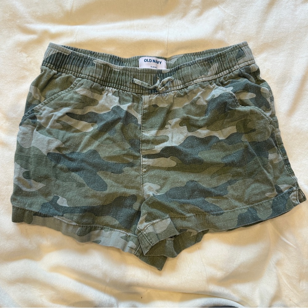 XL (14-16) Old Navy green Camouflage shorts, barley worn